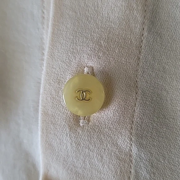 CHANEL 100% silk top CC buttons on the back size 40 - Picture 2 of 12